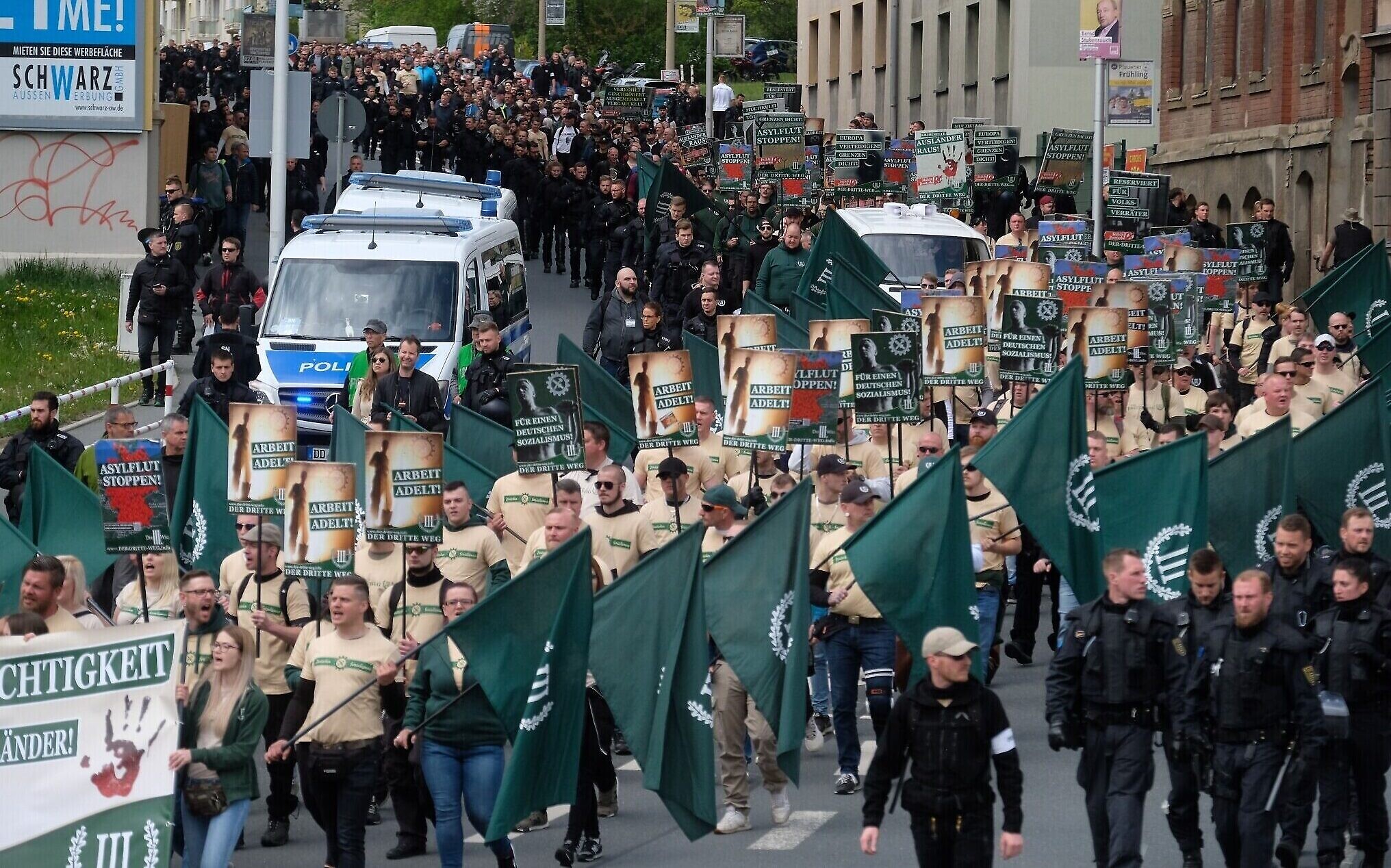 Germany stopfar-right vigilante border patrols